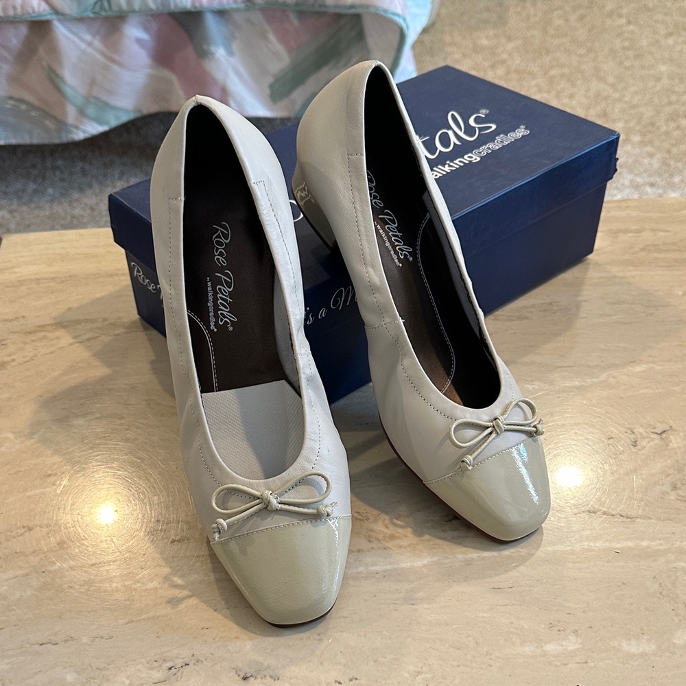 Globe Women's Cream Heels with Bow Accent